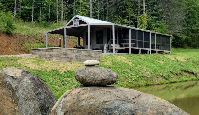 Cozy 1-bedroom cabin in charming Burnsville