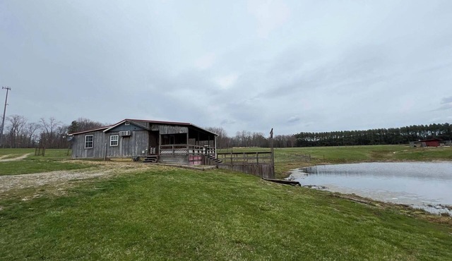 Cozy 1-bedroom cabin with AC, FREE WiFi in Jamestown