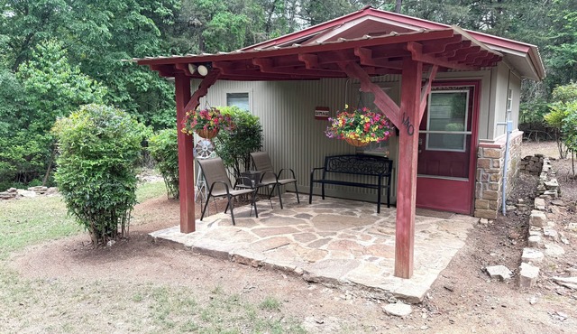 Cozy 1-bedroom cabin in New Blaine within walking distance to Shoal Bay