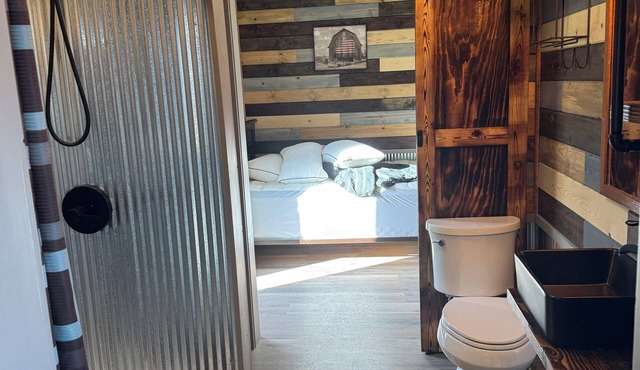 Cozy 1-bedroom cabin in Protection with cool AC