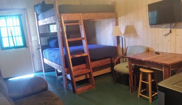 Cozy 1-bedroom cabin in peaceful Salesville with AC