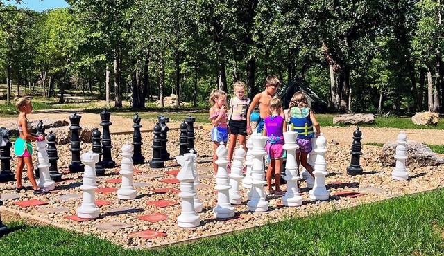 Cozy 1-bedroom cabin with Loft. Sleeps 8 Near Bennett Springs State Park