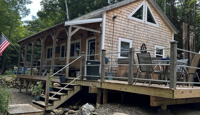 Cozy 1-bedroom cabin with AC/fireplace/hottub/infrared sauna in charming Newport