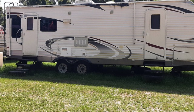Cozy 1-bedroom camper in nice High Springs with AC