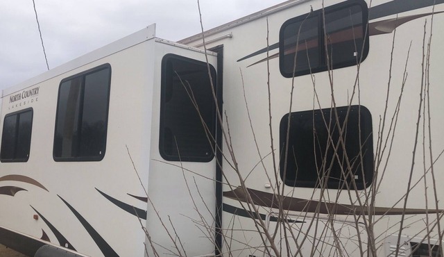 Cozy 1-bedroom camper sleeps up to 4 Daily/ weekly / monthly rate’s available