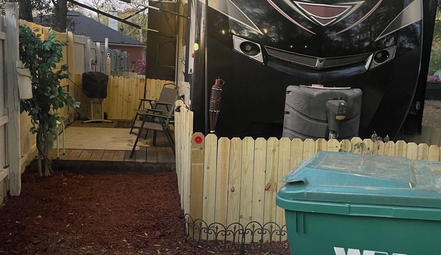 Cozy 1-bedroom camper on 1/2 acre fully fenced private property PET FRIENDLY