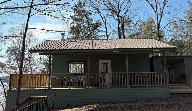 Cozy 1-bedroom chalet on the Black Warrior River in Tuscaloosa!