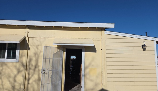 Cozy 1-bedroom chalet in beautiful Palmdale with AC