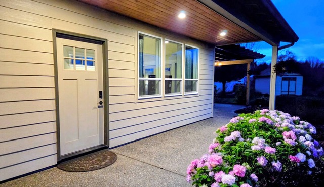 Cozy 1-bedroom cottage with private entrance in charming Battle Ground