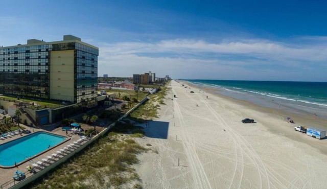 Cozy 1-bedroom condo with kitchenette, pool & tiki bar in Daytona Beach