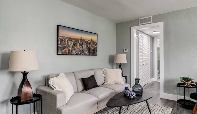 Cozy 1 Bedroom Condo On The Plaza 47