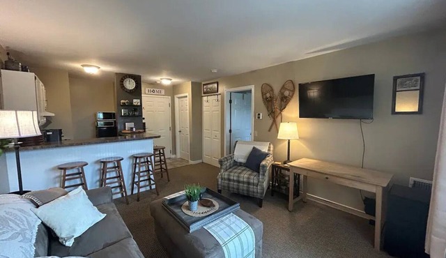 Cozy 1-bedroom condo at ski resort with WiFi, fitness room, pool & hottub