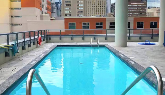 Cozy 1-bedroom condo in Toronto with WiFi, fitness, Pool, Hot Tub, Steam & Sauna