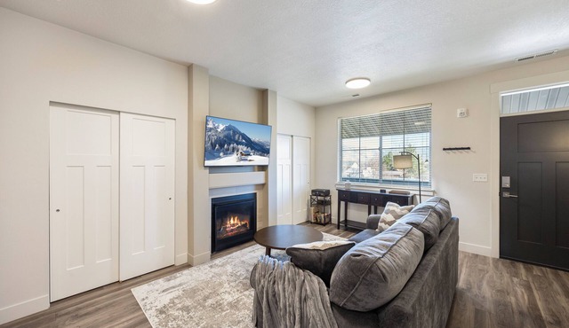 Cozy 1-bedroom condo in enchanting Midway