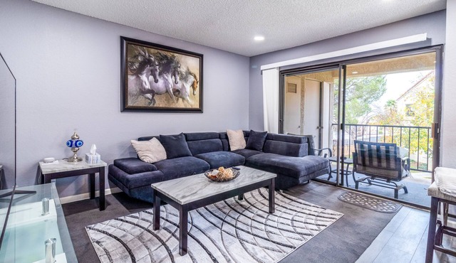 Cozy 1 Bedroom Condo Upstairs