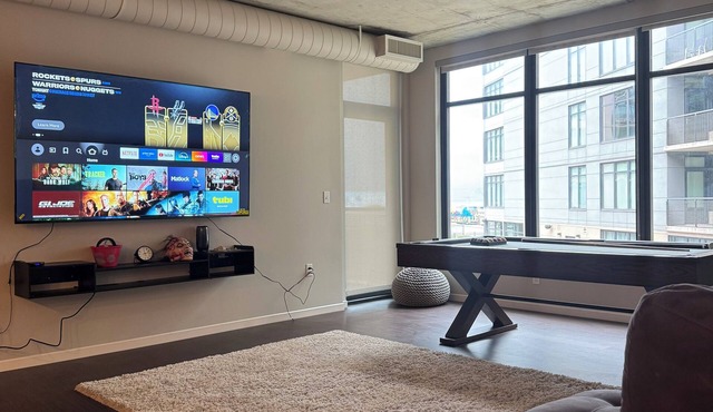 Cozy 1-bedroom condo in nice Cleveland with fitness room, AC downtown Flats East