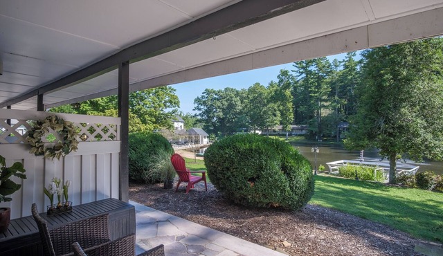 Cozy 1-bedroom condo in charming Flat Rock.