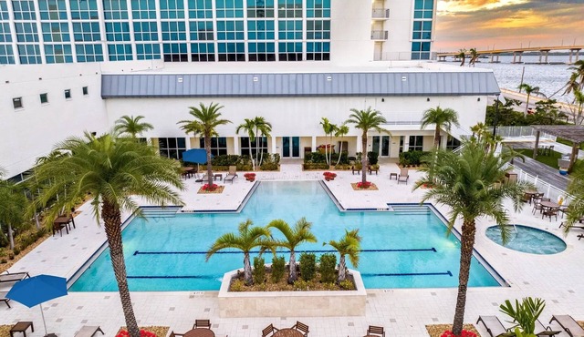 Cozy 1-bedroom condo in pleasant Downtown Fort Myers with Pool, Gym, Game Room!