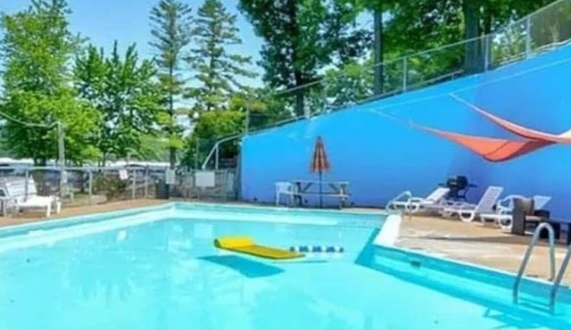 Cozy 1-bedroom condo with WiFi, AC in peaceful Lake Ozark. Prime location on 4MM