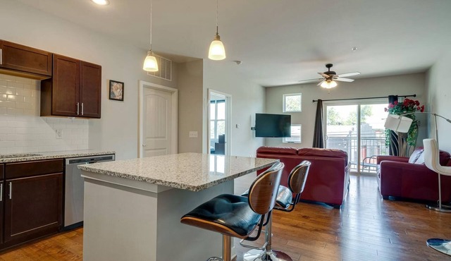 Cozy 1-bedroom condo in Nashville w/WiFi, washer/dryer, minutes from downtown.