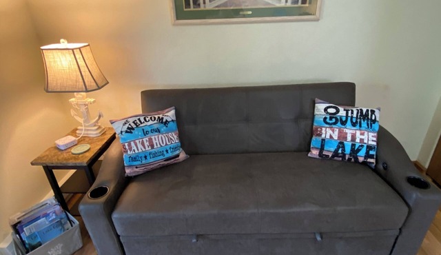 Cozy 1-bedroom condo in wonderful Oak Harbor with AC, WiFi 30” boat dock