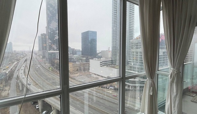 Cozy 1-bedroom condo with AC, WiFi in cool Toronto