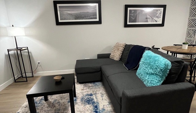 Cozy 1-bedroom condo with WiFi, AC in amazing Regina