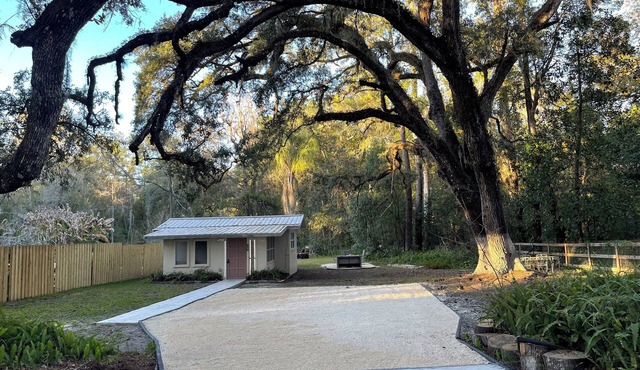 Cozy 1-bedroom cottage in peaceful Brooksville with AC