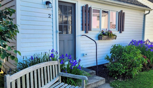 Cozy 1-bedroom cottage in beautiful Charlestown with AC