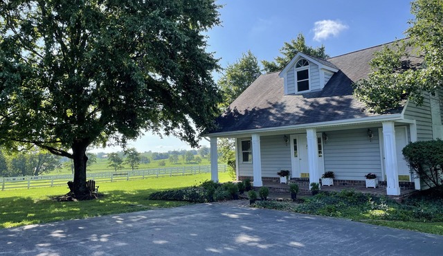 Cozy 1 bedroom cottage on picturesque horse farm