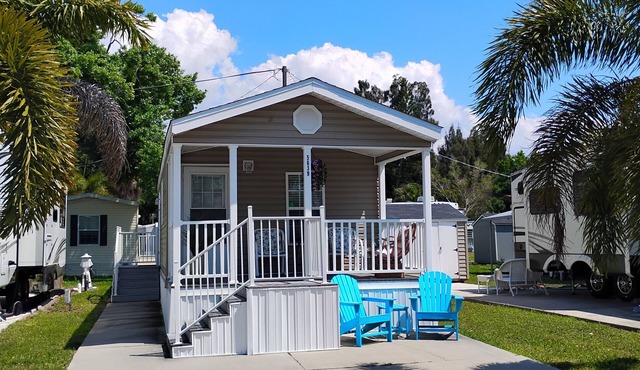 Cozy 1-bedroom cottage in serene Bradenton with AC