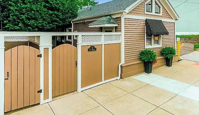 Cozy 1 bedroom cottage & bonus loft--dog friendly, close to Newport and Cincy!