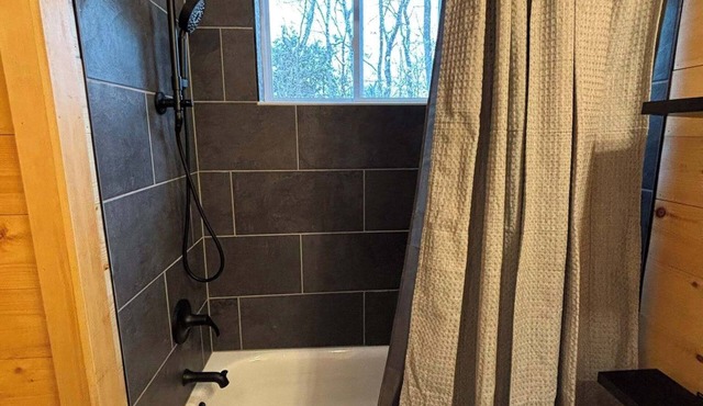 Cozy 1-bedroom cottage in peaceful Strafford with AC