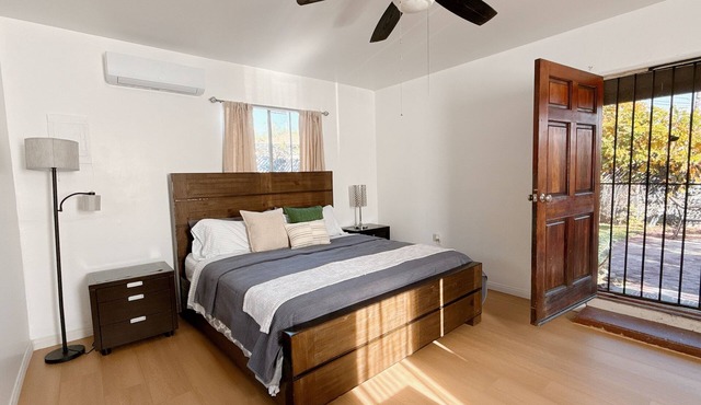 Cozy 1-bedroom cottage in a pleasant Duarte neighborhood