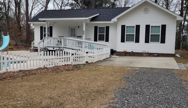 Cozy 1-bedroom cottage in Jesup, GA, with all the amenities of home!