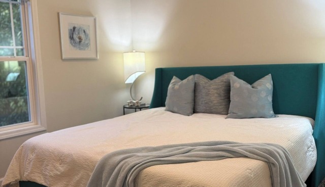Cozy 1-bedroom cottage in adorable Raleigh with AC