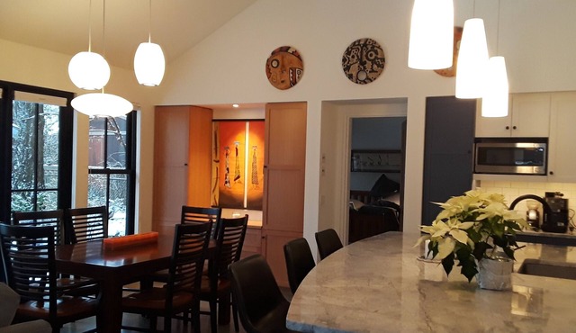 Cozy 1-bedroom cottage in charming Seattle with AC