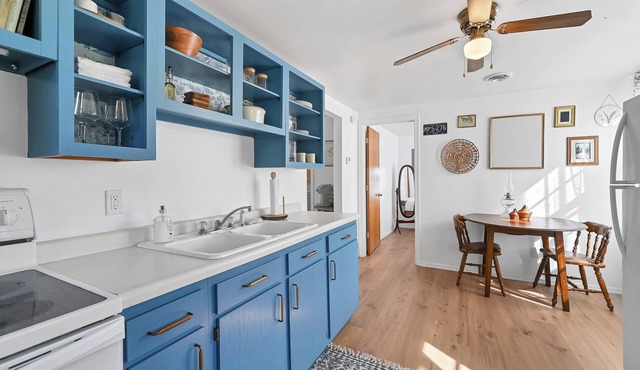 Cozy 1-bedroom cottage with waterfront views