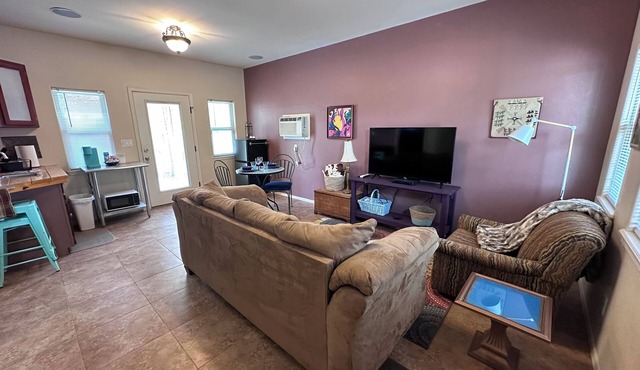 Cozy 1 bedroom country house in adorable Clint with WiFi, AC sleeps two