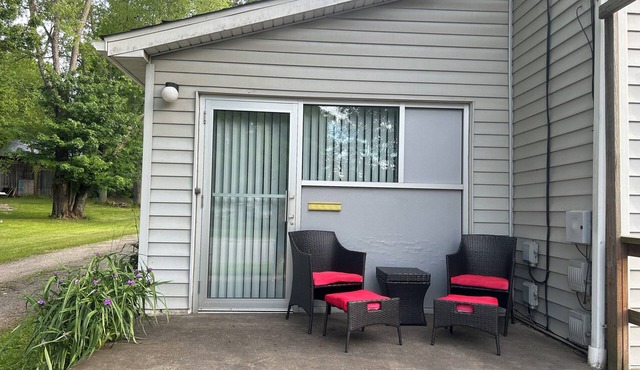 Cozy 1-bedroom creekside flat