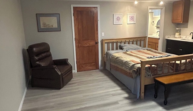 Cozy 1-bedroom efficiency apartment near downtown Excelsior and Lake Minnetonka