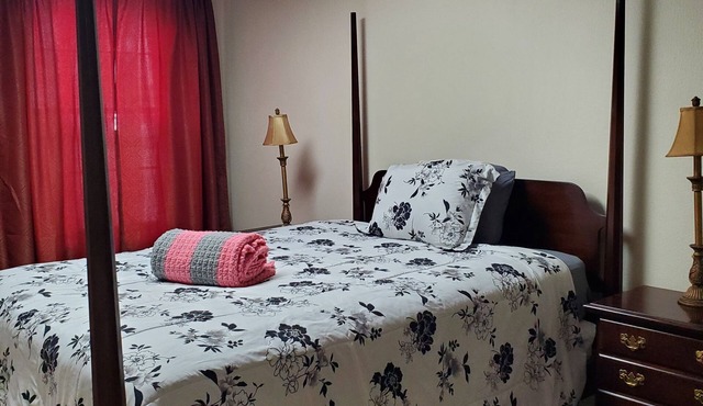 Cozy 1-bedroom efficiency apartment in downtown Grafton home of Mother's Day
