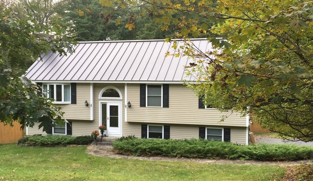Cozy 1-bedroom efficiency apartment in serene Lebanon with AC and gym space.