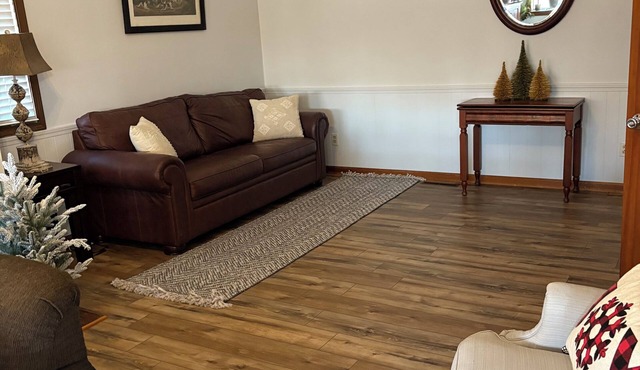 Cozy 1-bedroom farmhouse in adorable Carrollton. Easily accessible