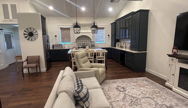 Cozy 1-bedroom farmhouse in adorable Payson at the Blissful Ranch!