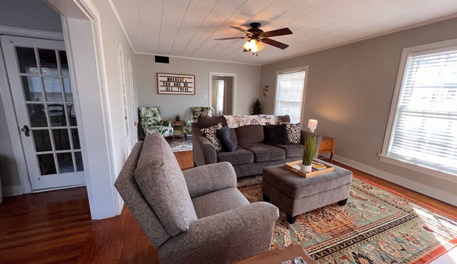 Cozy 1 Bedroom Flat in the middle of town blocks to SFA and Downtown