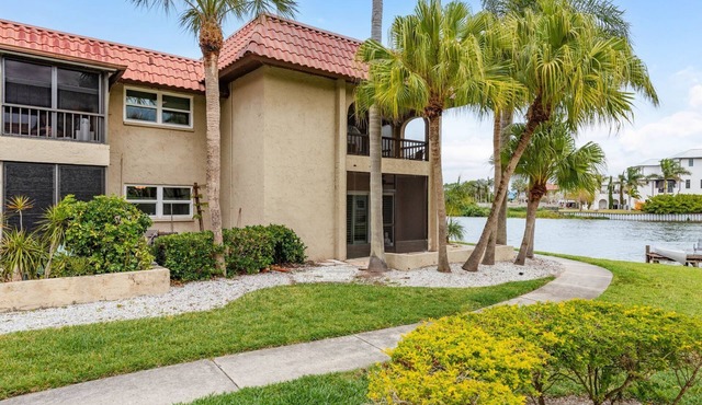 Cozy 1-bedroom furnished condo with WiFi, AC in tranquil Safety Harbor