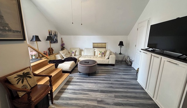 Cozy 1-bedroom garden apartment 2nd floor private deck in Orange City