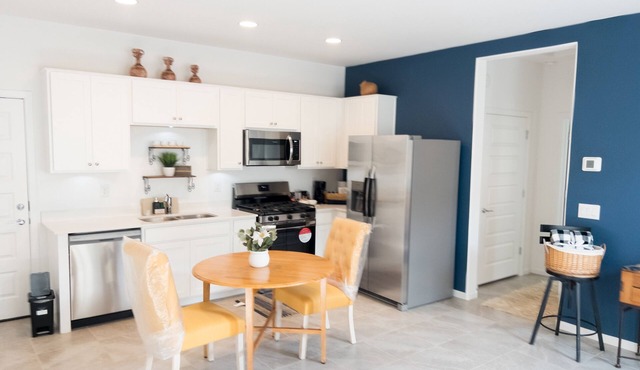 Cozy 1-Bedroom Getaway with 2 Comfy Beds – Perfect for Relaxation!