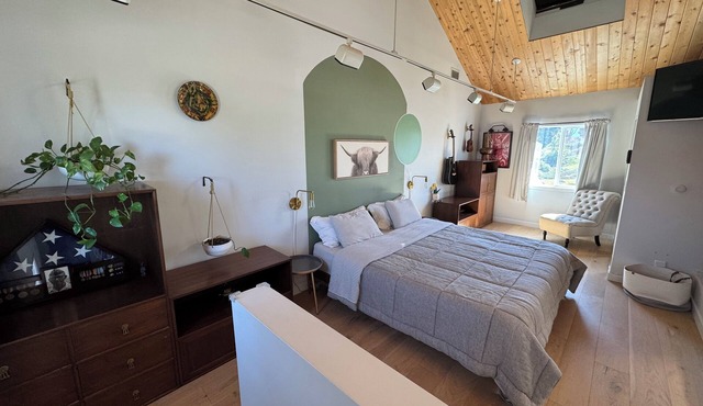 Cozy 1-bedroom Guest house in Santa Clarita close to Six Flags and Old Town